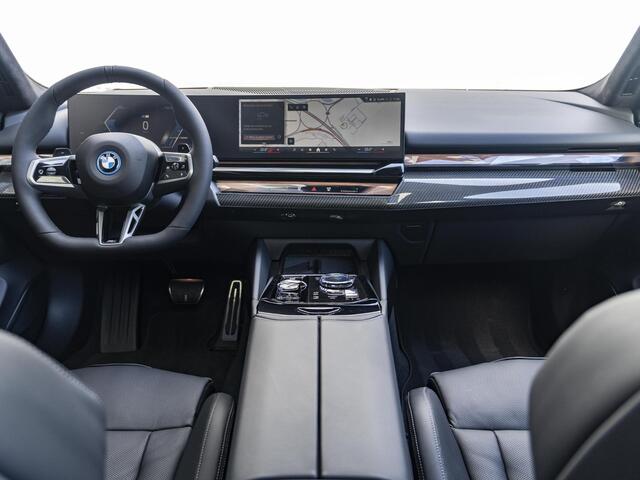 BMW 5-SERIE Touring 530e | M Sportpakket Pro | Innovation Pack | Stuurwielrand verwarmd | Comfort Access | Panoramadak | Stoelventilatie | Bowers & Wilkins | 21''