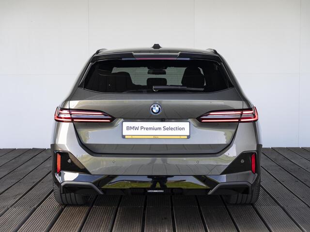 BMW 5-SERIE Touring 530e | M Sportpakket Pro | Innovation Pack | Stuurwielrand verwarmd | Comfort Access | Panoramadak | Stoelventilatie | Bowers & Wilkins | 21''