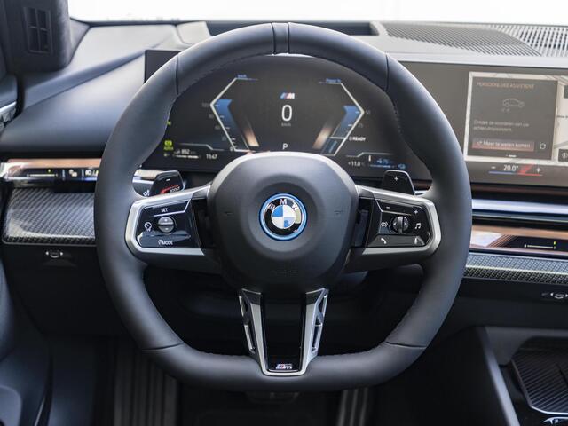 BMW 5-SERIE Touring 530e | M Sportpakket Pro | Innovation Pack | Stuurwielrand verwarmd | Comfort Access | Panoramadak | Stoelventilatie | Bowers & Wilkins | 21''