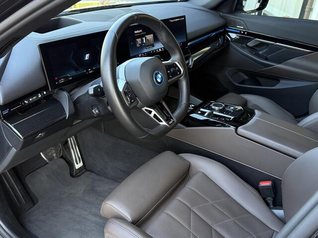 BMW 5-SERIE 530e M SPORT PRO | STOELVENTILATIE | PANORAMA | HARMAN KARDON | COMFORTPACK | 21 INCH |