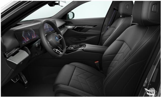 BMW 5-SERIE 530e M Sport Edition | M Sport Pro | Trekhaak | Glazen Panoramadak | Innovation Pack | Travel Pack | Comfort Pack + Comfortstoelen