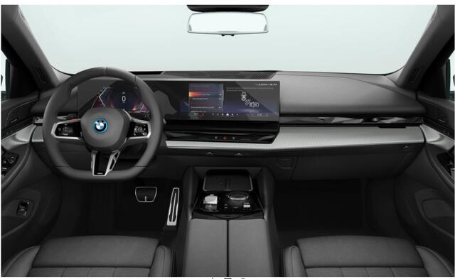 BMW 5-SERIE 530e M Sport Edition | M Sport Pro | Trekhaak | Glazen Panoramadak | Innovation Pack | Travel Pack | Comfort Pack + Comfortstoelen