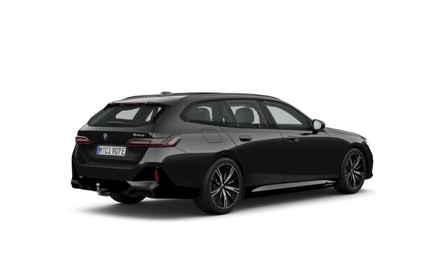 BMW 5-SERIE Touring 530e M Sport Edition | M Sport Pro | Trekhaak | Glazen Panoramadak | Innovation Pack | Travel Pack | Comfort Pack + comfort stoelen | Stuurwiel verwarmd |
