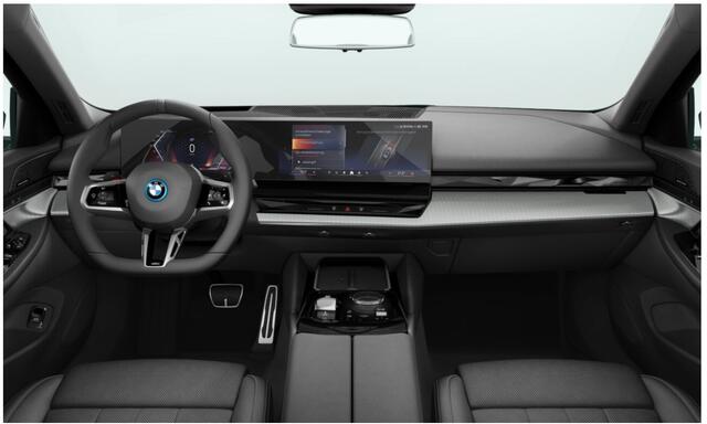 BMW 5-SERIE Touring 530e M Sport Edition | M Sport Pro | Trekhaak | Glazen Panoramadak | Innovation Pack | Travel Pack | Comfort Pack + comfort stoelen | Stuurwiel verwarmd |