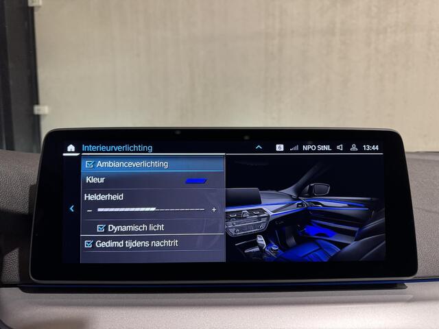 BMW 5-SERIE Touring 520e Business | navi | leder | panorama | trekhaak |