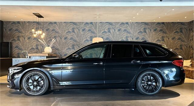 BMW 5-SERIE Touring 520d High Exe I Black on Black I Mooie auto