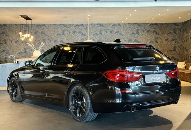 BMW 5-SERIE Touring 520d High Exe I Black on Black I Mooie auto