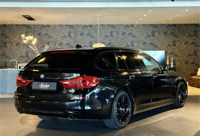 BMW 5-SERIE Touring 520d High Exe I Black on Black I Mooie auto