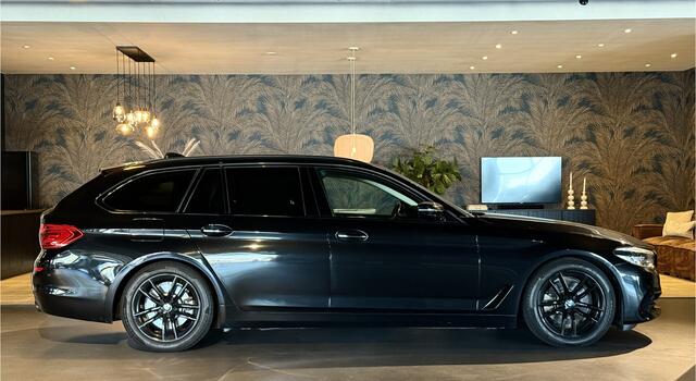 BMW 5-SERIE Touring 520d High Exe I Black on Black I Mooie auto