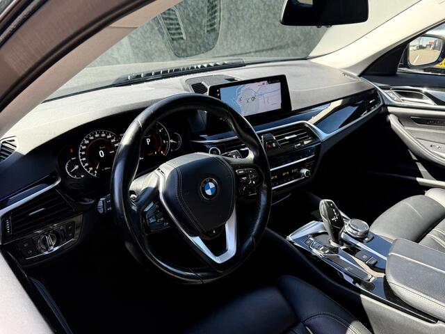 BMW 5-SERIE Touring 520d High Exe I Black on Black I Mooie auto