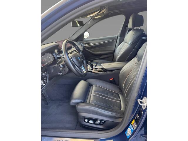 BMW 5-SERIE Touring 530e Luxury Line - Pano - Laser - HUD - Stuurverwarming - Leder - Comfortstoelen - Trekhaak - Rijklaar