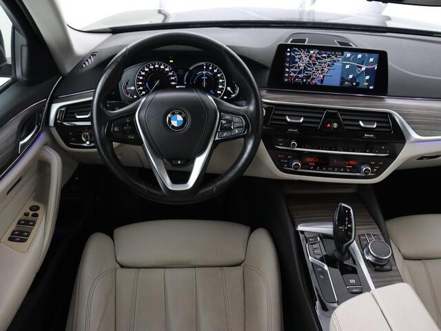 BMW 5-SERIE 530e iPerformance High Executive | SOH 76.3% | Leder | Stoelverwarming | Camera | Sfeerverlichting | Full LED | Stuurverwarming | Navigatie | Sportstoelen | Cruise control | PHEV | Plug In