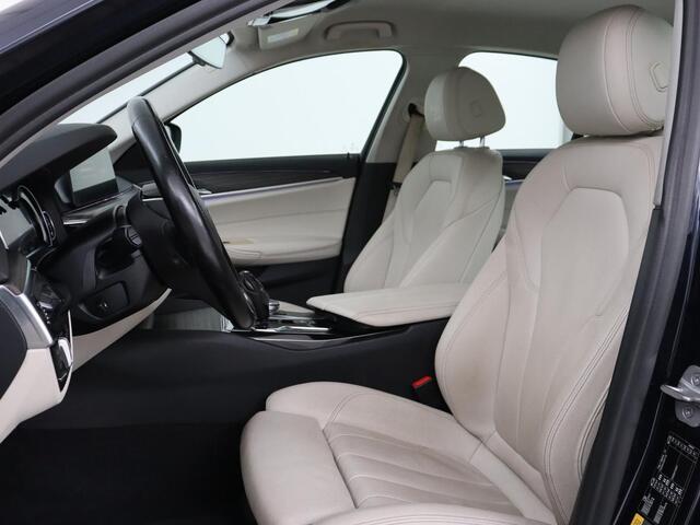 BMW 5-SERIE 530e iPerformance High Executive | SOH 76.3% | Leder | Stoelverwarming | Camera | Sfeerverlichting | Full LED | Stuurverwarming | Navigatie | Sportstoelen | Cruise control | PHEV | Plug In