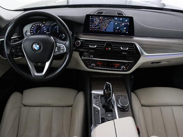 BMW 5-SERIE 530e iPerformance High Executive | SOH 76.3% | Leder | Stoelverwarming | Camera | Sfeerverlichting | Full LED | Stuurverwarming | Navigatie | Sportstoelen | Cruise control | PHEV | Plug In