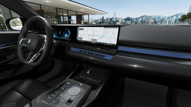 BMW 5-SERIE 550e xDrive M Sport Automaat / Panoramadak / Trekhaak / Bowers & Wilkins / Comfort Access / Comfortstoelen / Adaptief onderstel professional