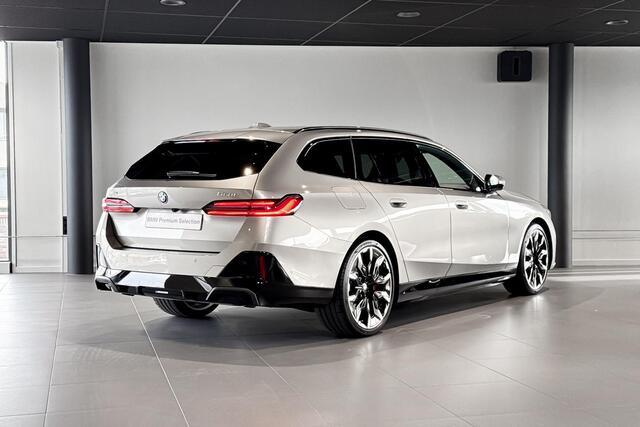 BMW 5-SERIE Touring 550e xDrive | M Sport Pro | Bowers & Wilkins | Stoelventilatie | Iconic Glow | Trekhaak |