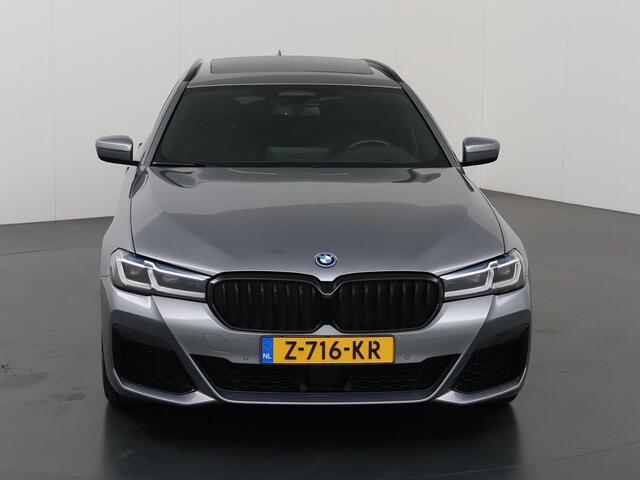 BMW 5-SERIE Touring 530e Business Edition Plus | M-Pakket | Panoramadak | Comfortstoelen + Geheugen | Camera | DAB | Interieur Verlichting | Adaptieve Cruise Control | Ele. kofferdeksel | Laser Licht |