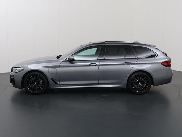 BMW 5-SERIE Touring 530e Business Edition Plus | M-Pakket | Panoramadak | Comfortstoelen + Geheugen | Camera | DAB | Interieur Verlichting | Adaptieve Cruise Control | Ele. kofferdeksel | Laser Licht |