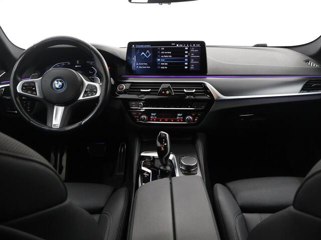 BMW 5-SERIE Touring 530e Business Edition Plus | M-Pakket | Panoramadak | Comfortstoelen + Geheugen | Camera | DAB | Interieur Verlichting | Adaptieve Cruise Control | Ele. kofferdeksel | Laser Licht |