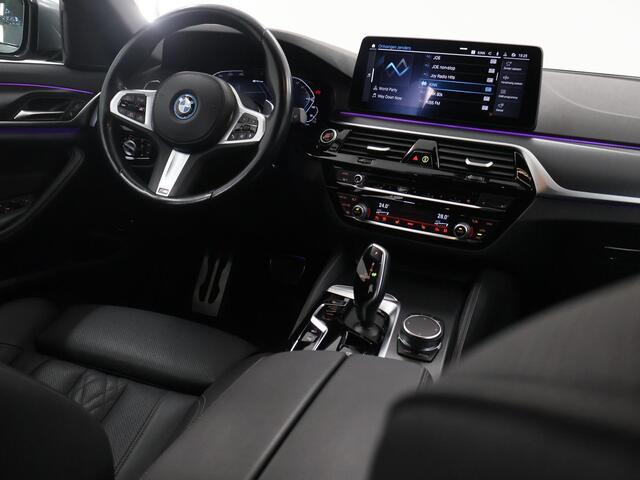 BMW 5-SERIE Touring 530e Business Edition Plus | M-Pakket | Panoramadak | Comfortstoelen + Geheugen | Camera | DAB | Interieur Verlichting | Adaptieve Cruise Control | Ele. kofferdeksel | Laser Licht |