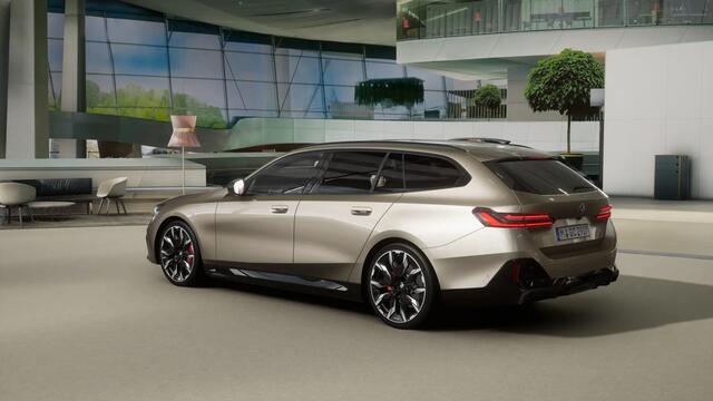 BMW 5-SERIE Touring 530e M Sport Automaat / Panoramadak / Trekhaak / Bowers & Wilkins / Parking Assistant Plus / Stoelventilatie / Comfortstoelen / Stuurverwarming
