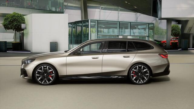 BMW 5-SERIE Touring 530e M Sport Automaat / Panoramadak / Trekhaak / Bowers & Wilkins / Parking Assistant Plus / Stoelventilatie / Comfortstoelen / Stuurverwarming