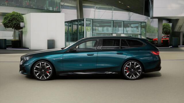 BMW 5-SERIE Touring 530e M Sport Automaat / Panoramadak / Trekhaak / Bowers & Wilkins / Comfort Access / M Multifunctionele Stoelen / Parking Assistant Plus
