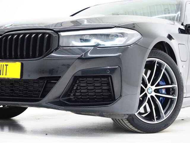 BMW 5-SERIE Touring 530e M Sport Shadow Line | Panoramadak | Trekhaak | Keyless | Sportstuur | Sfeerlicht | Camera | LED | Carplay