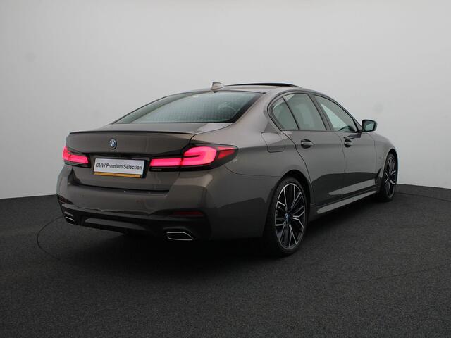 BMW 5-SERIE Sedan 530e High Executive | M Sportpakket | Parking Pack | Safety Pack | Stuurwielrand Verwarmd | Schuifdak | Driving Assistant Professional | Head Up Display | Harman Kardon | 19''