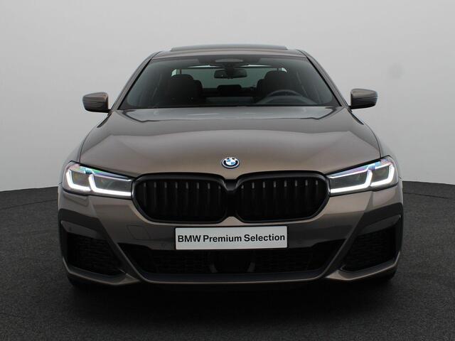 BMW 5-SERIE Sedan 530e High Executive | M Sportpakket | Parking Pack | Safety Pack | Stuurwielrand Verwarmd | Schuifdak | Driving Assistant Professional | Head Up Display | Harman Kardon | 19''