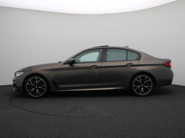 BMW 5-SERIE Sedan 530e High Executive | M Sportpakket | Parking Pack | Safety Pack | Stuurwielrand Verwarmd | Schuifdak | Driving Assistant Professional | Head Up Display | Harman Kardon | 19''