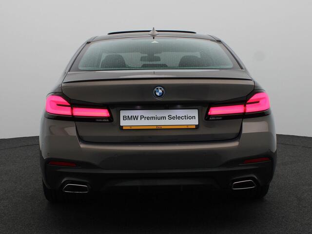 BMW 5-SERIE Sedan 530e High Executive | M Sportpakket | Parking Pack | Safety Pack | Stuurwielrand Verwarmd | Schuifdak | Driving Assistant Professional | Head Up Display | Harman Kardon | 19''