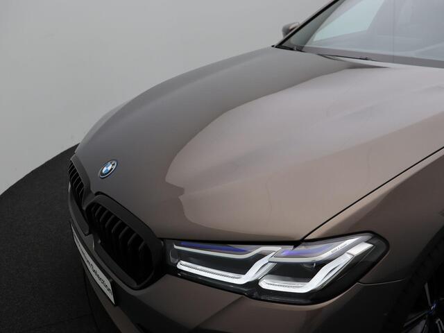 BMW 5-SERIE Sedan 530e High Executive | M Sportpakket | Parking Pack | Safety Pack | Stuurwielrand Verwarmd | Schuifdak | Driving Assistant Professional | Head Up Display | Harman Kardon | 19''
