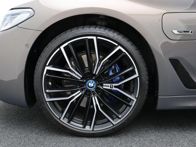 BMW 5-SERIE Sedan 530e High Executive | M Sportpakket | Parking Pack | Safety Pack | Stuurwielrand Verwarmd | Schuifdak | Driving Assistant Professional | Head Up Display | Harman Kardon | 19''