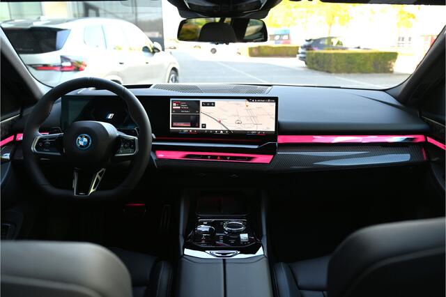 BMW 5-SERIE Touring 530e M Sport Automaat / Panoramadak / Trekhaak / Bowers & Wilkins / M Multifunctionele Stoelen / Comfort Access / Parking Assistant Plus