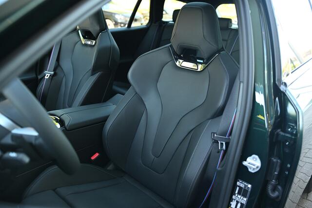 BMW 5-SERIE Touring 530e M Sport Automaat / Panoramadak / Trekhaak / Bowers & Wilkins / M Multifunctionele Stoelen / Comfort Access / Parking Assistant Plus