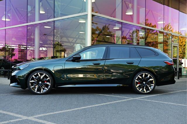 BMW 5-SERIE Touring 530e M Sport Automaat / Panoramadak / Trekhaak / Bowers & Wilkins / M Multifunctionele Stoelen / Comfort Access / Parking Assistant Plus