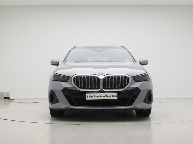 BMW 5-SERIE Touring 520i M-Sport | Driving Assistant Plus | Harman Kardon | Trekhaak | Brooklyn Grau