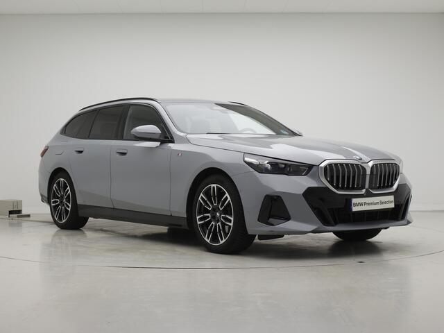 BMW 5-SERIE Touring 520i M-Sport | Driving Assistant Plus | Harman Kardon | Trekhaak | Brooklyn Grau