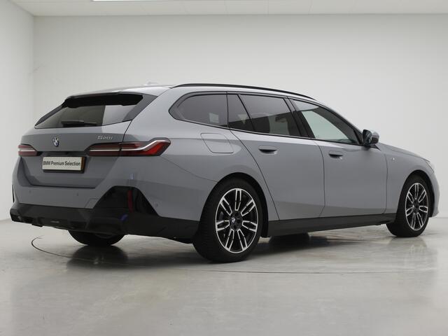 BMW 5-SERIE Touring 520i M-Sport | Driving Assistant Plus | Harman Kardon | Trekhaak | Brooklyn Grau
