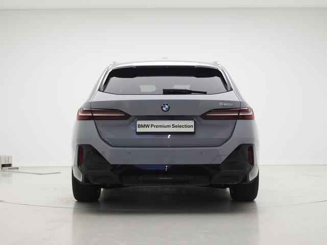 BMW 5-SERIE Touring 520i M-Sport | Driving Assistant Plus | Harman Kardon | Trekhaak | Brooklyn Grau