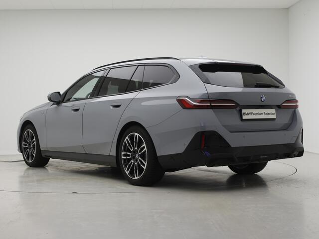 BMW 5-SERIE Touring 520i M-Sport | Driving Assistant Plus | Harman Kardon | Trekhaak | Brooklyn Grau