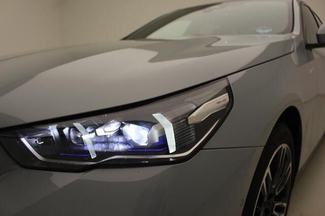 BMW 5-SERIE Touring 520i M-Sport | Driving Assistant Plus | Harman Kardon | Trekhaak | Brooklyn Grau