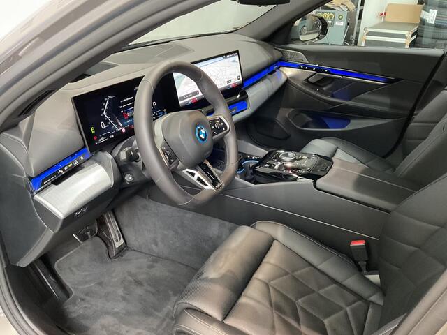 BMW 5-SERIE 550e xDrive M-SPORT Pro ** PANO, MERINO LEDER, STOELVENT, B&W Sound, 21-inch LMV ** Ex. BMW AG - 26k onder NP ** ** INFORMEER OOK NAAR ONZE AANTREKKELIJKE FINANCIAL-LEASE TARIEVEN **