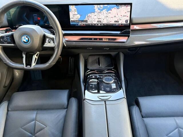 BMW 5-SERIE 550e xDrive M-SPORT Pro ** PANO, MERINO LEDER, STOELVENT, B&W Sound, 21-inch LMV ** Ex. BMW AG - 26k onder NP ** ** INFORMEER OOK NAAR ONZE AANTREKKELIJKE FINANCIAL-LEASE TARIEVEN **