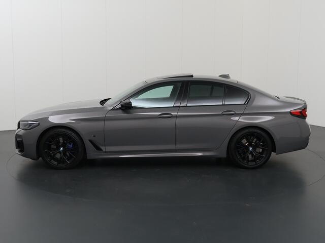 BMW 5-SERIE 530i High Executive | M-Pakket | Schuif/Kanteldak | Stuur/Stoelverwarming | Comfortstoelen Ele.verstelbaar + Geheugen | 360 Camera | DAB | Apple CarPlay/Android Auto | Adaptieve Cruise Control | Harman/Kardon | HUD | Laser Licht |