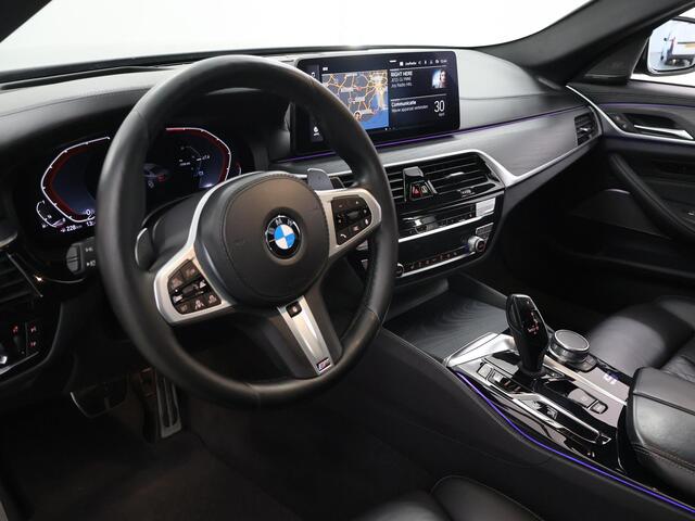 BMW 5-SERIE 530i High Executive | M-Pakket | Schuif/Kanteldak | Stuur/Stoelverwarming | Comfortstoelen Ele.verstelbaar + Geheugen | 360 Camera | DAB | Apple CarPlay/Android Auto | Adaptieve Cruise Control | Harman/Kardon | HUD | Laser Licht |