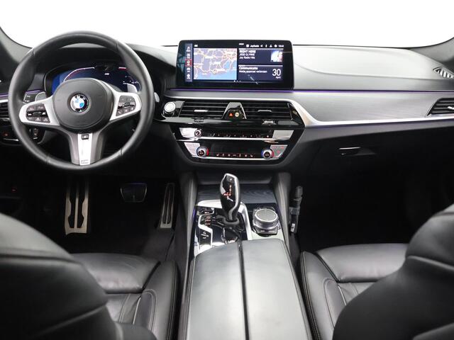BMW 5-SERIE 530i High Executive | M-Pakket | Schuif/Kanteldak | Stuur/Stoelverwarming | Comfortstoelen Ele.verstelbaar + Geheugen | 360 Camera | DAB | Apple CarPlay/Android Auto | Adaptieve Cruise Control | Harman/Kardon | HUD | Laser Licht |