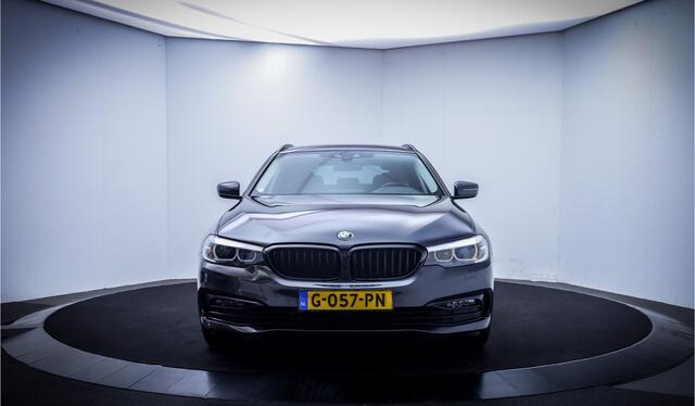 BMW 5-SERIE Touring 520iA SPORT-Line Edition FULL LED | CAMERA | ELEK TREKHAAK | STUUR + STOEL.VW | SHADOW LINE