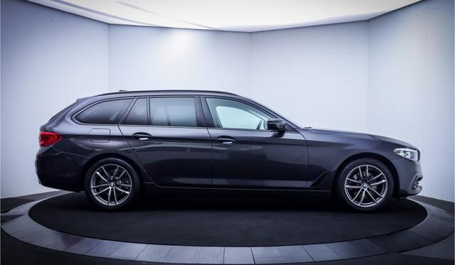BMW 5-SERIE Touring 520iA SPORT-Line Edition FULL LED | CAMERA | ELEK TREKHAAK | STUUR + STOEL.VW | SHADOW LINE